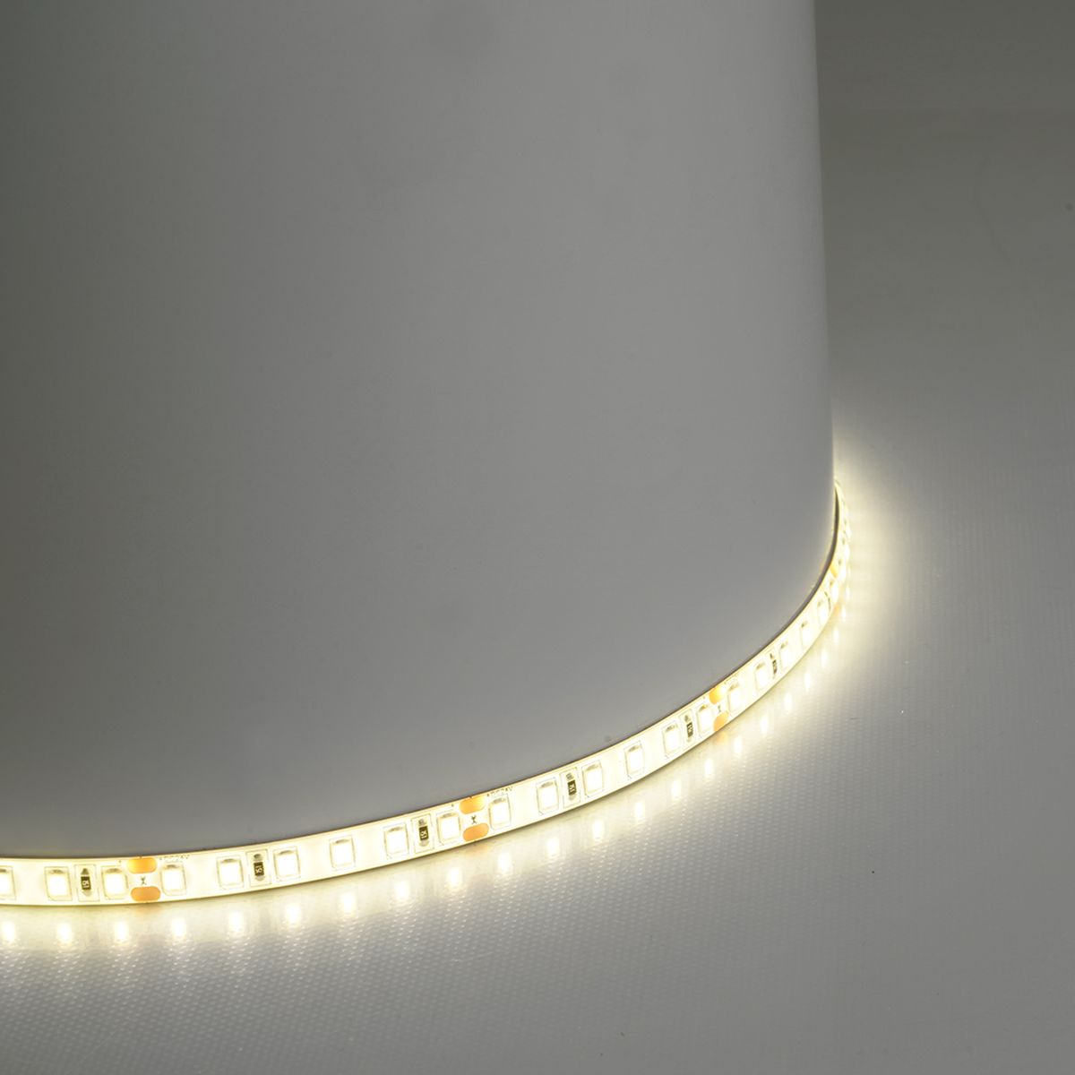 фото светодиодная лента feron 11w/m 120led/m 2835smd теплый белый 5м ls511 51634 | 220svet.ru
